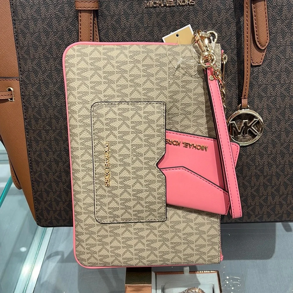 MICHAEL KORS JET SET ITEM LG 2 in 1 CARD CASE & WRISTLET
Tea Rose 
NWT - Picture 2 of 16